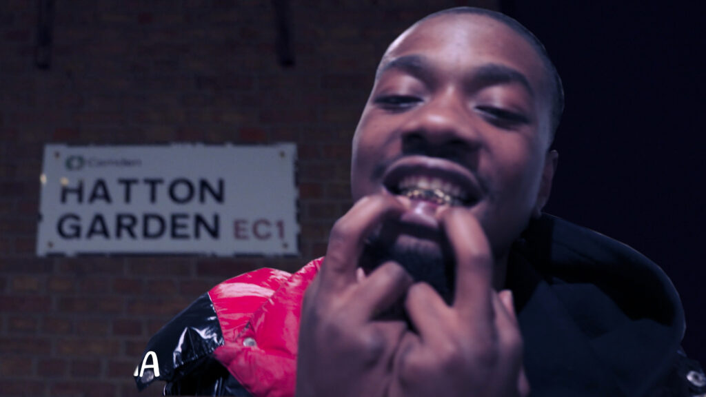 257Servin Splashes A Bag In Hatton Gardens